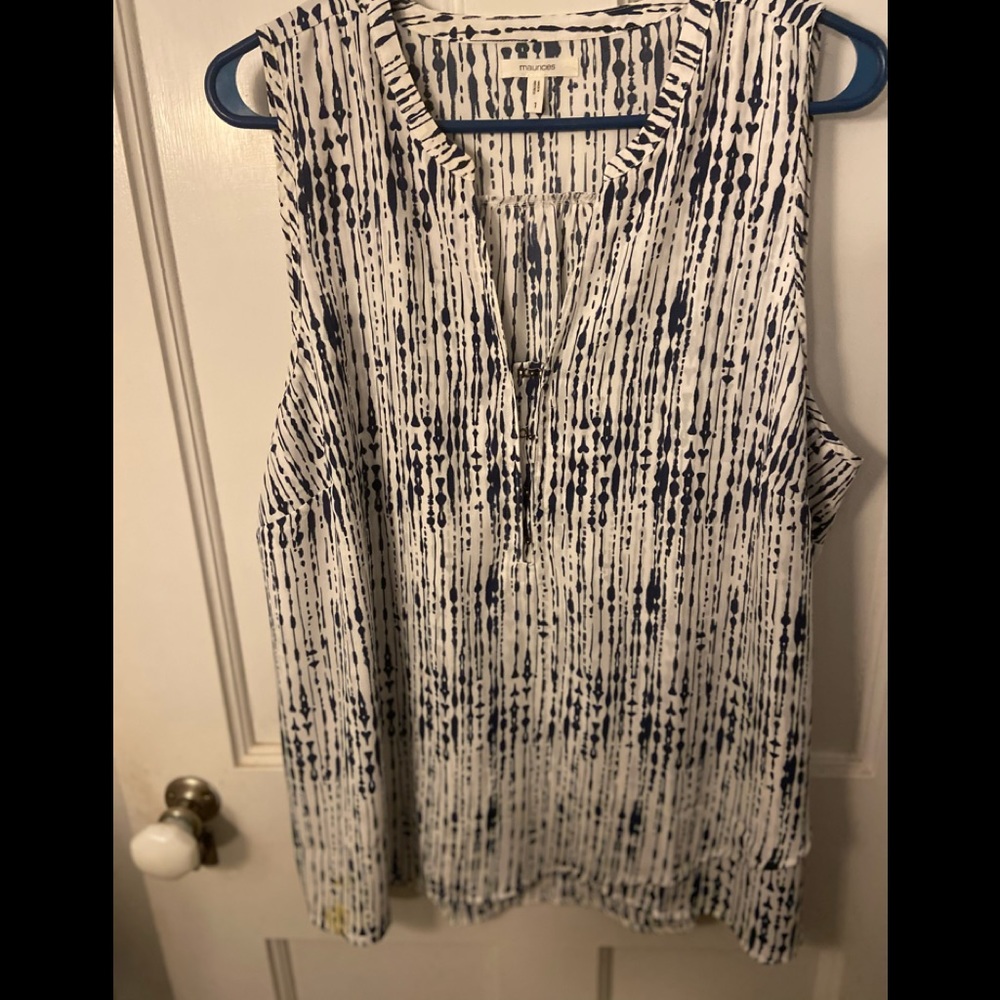 Women’s Maurices Size 1 White & Blue sleeveless.